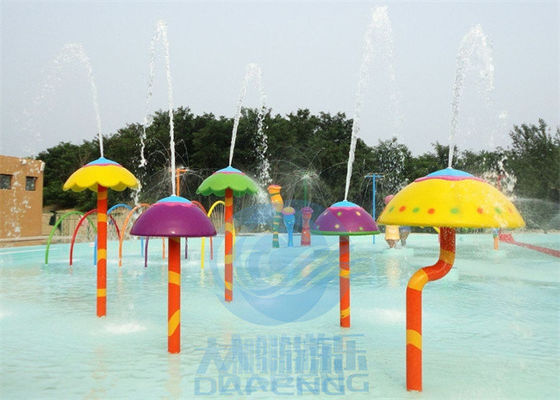 すべてのガラス繊維は子供のための噴水が公園のしぶき地帯に水をまく小さいきのこを作った