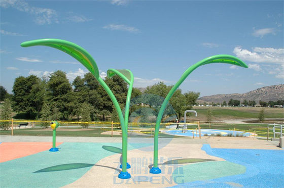 屋外のぬれた運動場水ゲームの夏水公園のスプレーは-緑に去る
