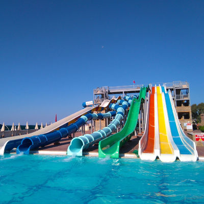 良い価格 Outdoor Fiberglass Water Park Slide with 6-8mm Thickness and Customized Size for Long Service Life Over 10 Years オンライン