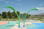 屋外のぬれた運動場水ゲームの夏水公園のスプレーは-緑に去る