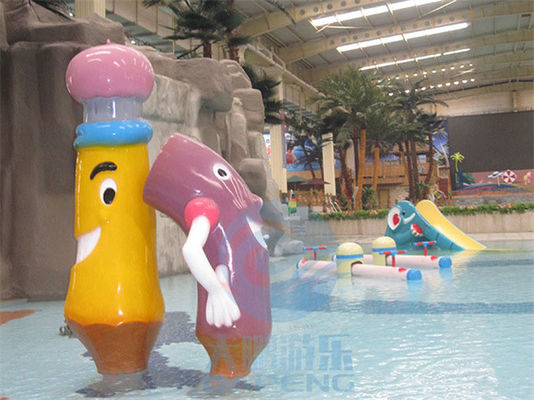 水公園のスプレーの鉛筆は子供のための噴水をはねかける地帯を形づける
