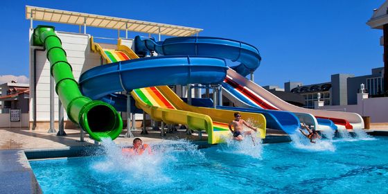 屋外 子供 水遊び プール スライド付き 遊園地 設備