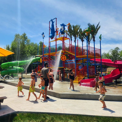 キャンプ場、ホテル、リゾート、ヴィラ向けの全年齢対象の商業用ウォータースライダー 水上ハウス向け 多様な会場に対応 あらゆる年齢層に楽しさを提供