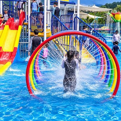 良い価格 子供用プール向け、虹色のリング型スプラッシュパッドウォータープレイ設備、グラスファイバー製スプレー型インタラクティブ遊具 オンライン